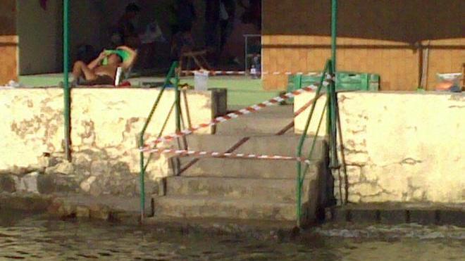 Scivola sulle alghe e si ferisce chiusa la scala d’accesso al mare