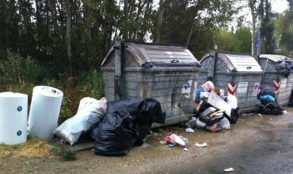 Discariche ai cassonetti segnalazioni in aumento