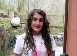 Fiori bianchi e lacrime per l’addio a Tania 