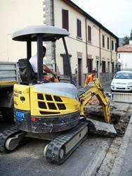 Ruspa rompe un tubo in via Pomeria, e il traffico va in tilt 