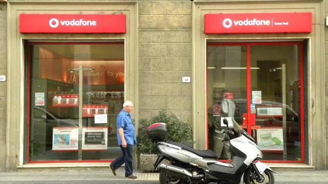 Si fingono clienti e rubano 30.000 euro e 5 telefonini