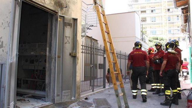 Tecnico Enel controlla la cabina e si ustiona