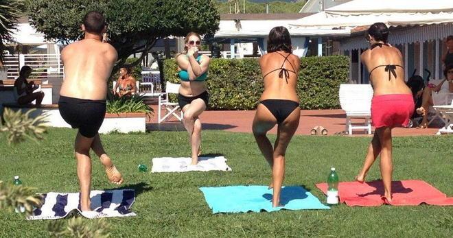 Lezione di yoga vista mare con l’insegnante di lady Gaga