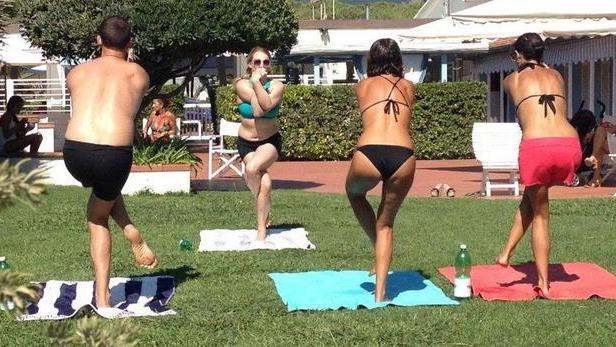 Lezione di yoga vista mare con l’insegnante di lady Gaga