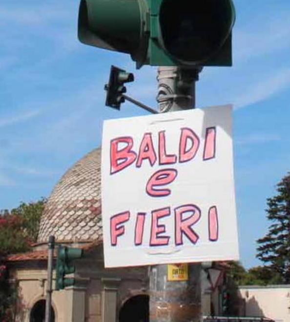 All’incrocio il cartello «Baldi e fieri»