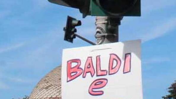 All’incrocio il cartello «Baldi e fieri»