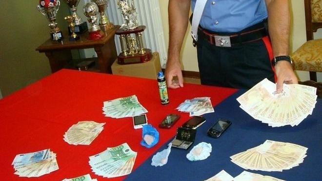 Pusher malato di slot Spacciava e giocava: preso