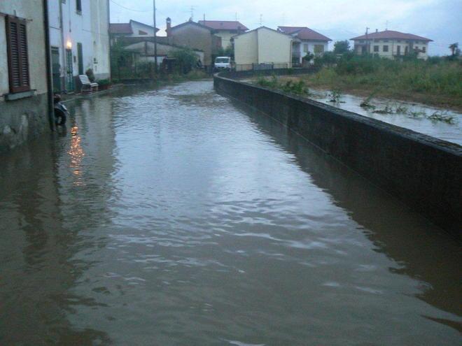 Bomba d’acqua all’alba, famiglie sott’acqua a Canapale 