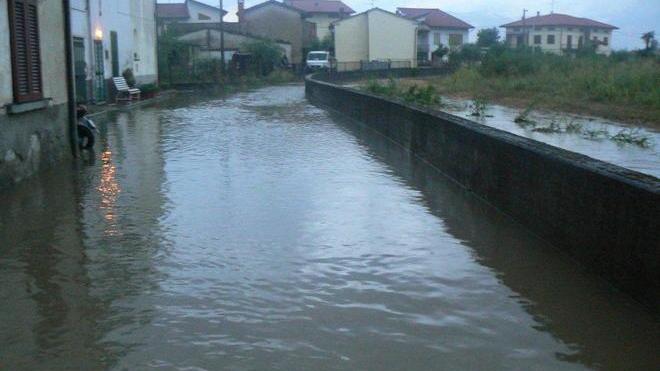 Bomba d’acqua all’alba, famiglie sott’acqua a Canapale