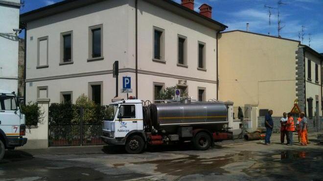 Lavori a oltranza in via Pomeria, il danno al tubo è più grosso