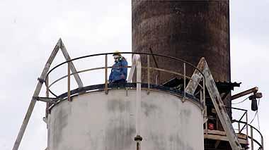 Alcoa, non gli rinnovano il contratto: operaio su un silo di 40 metri: scende dopo ore 