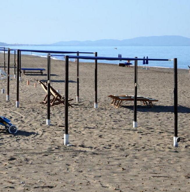 Sulla spiaggia 12 tettoie e... nessun proprietario 