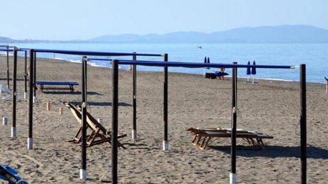 Sulla spiaggia 12 tettoie e... nessun proprietario
