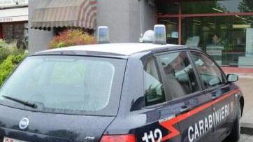 Tre banditi armati di pistola rapinano una banca a Marlia