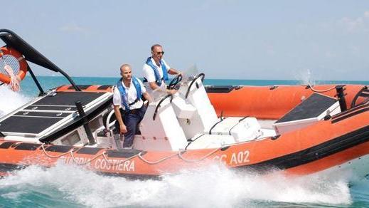 In sette, con due bimbi a bordo, in balia delle onde: salvati dalla Capitaneria