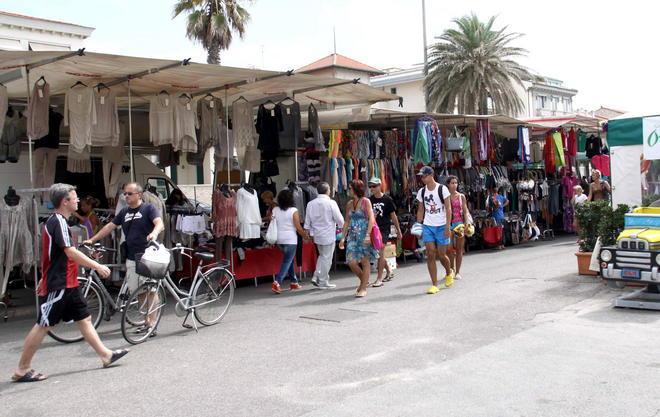 Scontro tra gli ambulanti della Passeggiata 