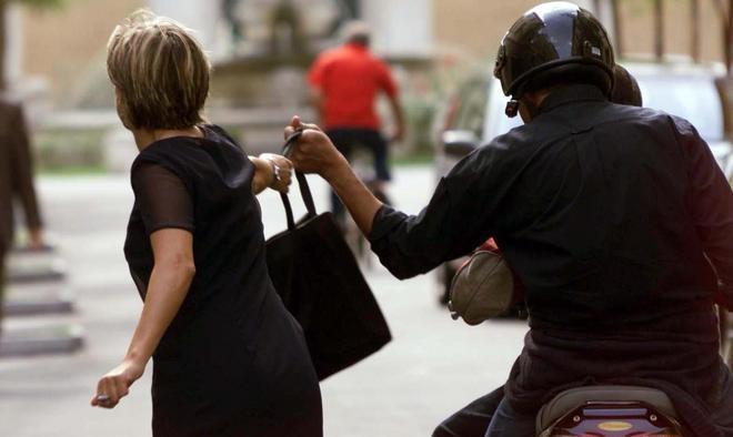Le strappa la catenina e la ferisce 