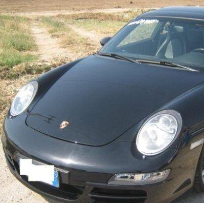 «Aiuto, ci scambiano tutti per l’uomo della Porsche» 