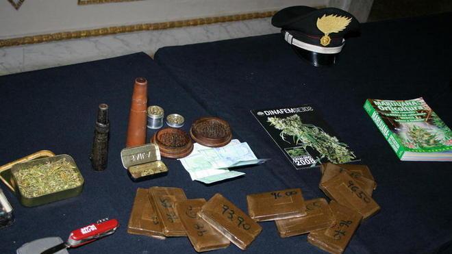 Nella ruota di scorta 10 panetti d’hashish pronti per lo spaccio