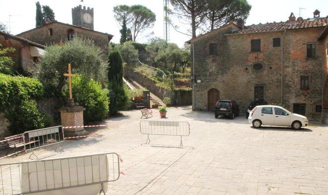 Nozze vip, la cerimonia si sposta in chiesa