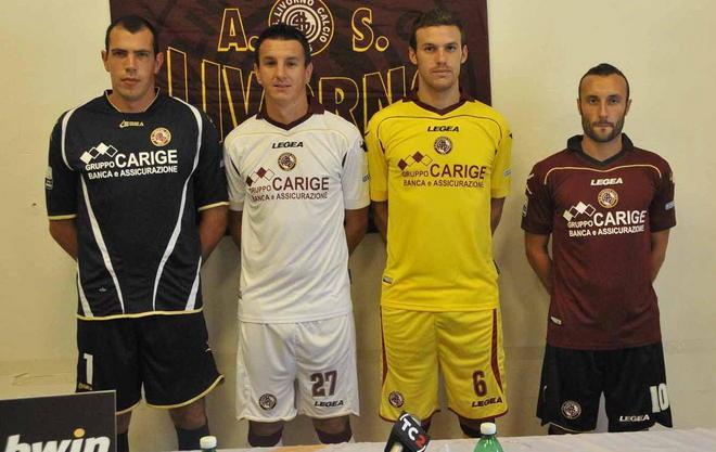 Finalmente l’amaranto vero: ecco le nuove maglie del Livorno