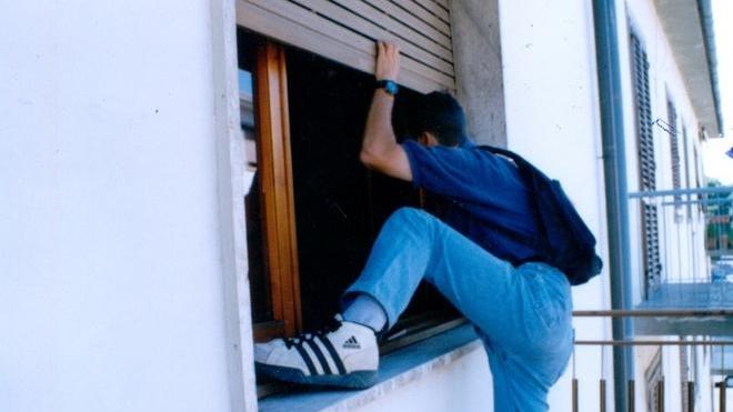 I padroni dormono, i ladri rubano gioielli