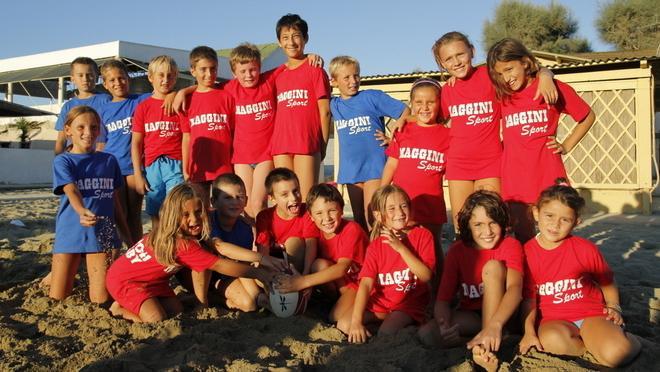 Tuffo in mare? No, in meta Che festa col beach-rugby 