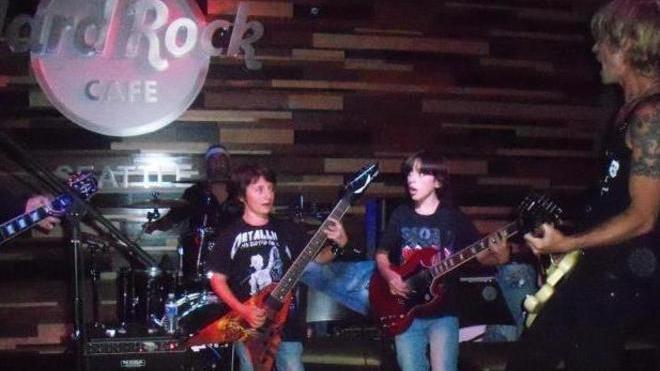 Simone, a 13 anni sul palco con il bassista dei Guns N’ Roses 
