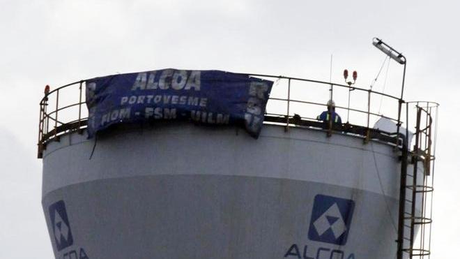 Alcoa, finisce la protesta dei tre operai sul silo 