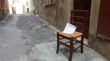 Castelsardo, lascia una sedia sulla porta di casa: multata 