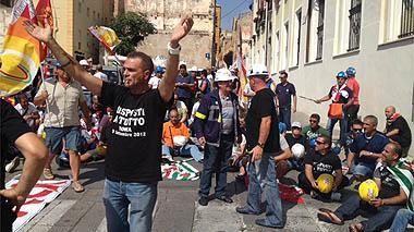 Alcoa, gli operai manifestano davanti alla Prefettura 