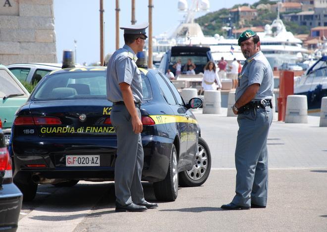 Blitz in aeroporto e in casa di tre doganieri