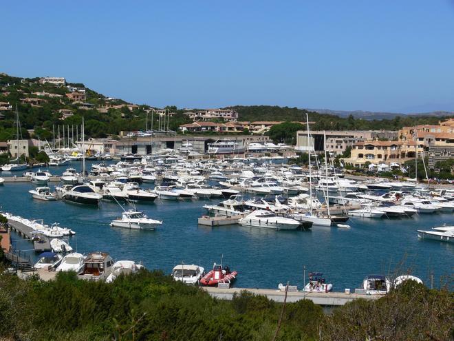 Porto Cervo, picchiato e derubato il titolare del Cafè du port 