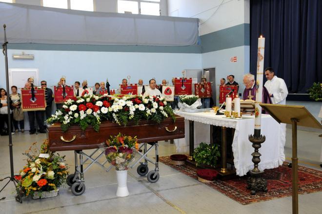 Morto mentre faceva jogging: folla al funerale 