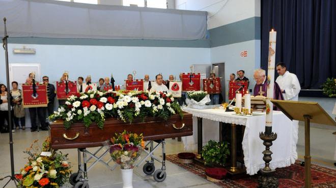 Morto mentre faceva jogging: folla al funerale