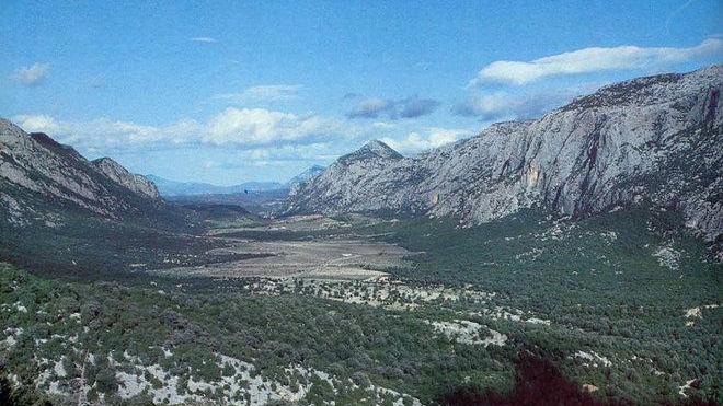 Arrampicatori sospesi a trenta metri sulle montagne di Oliena 