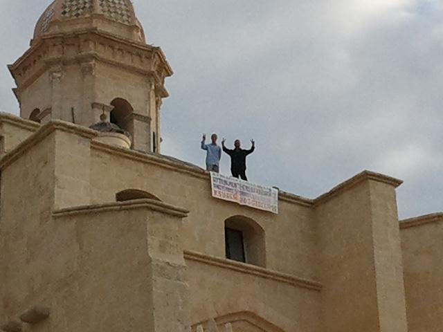 Due operai della Italcementi per protesta sul campanile del duomo di Sassari 