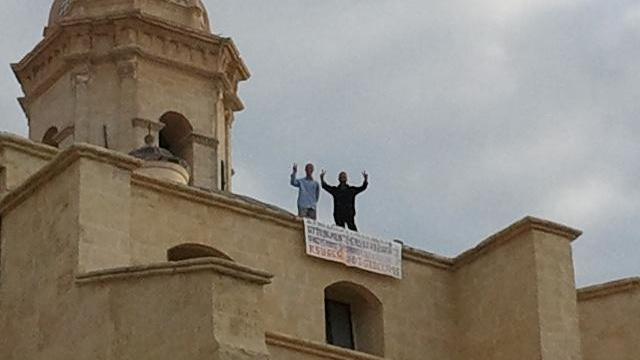Due operai della Italcementi per protesta sul campanile del duomo di Sassari 
