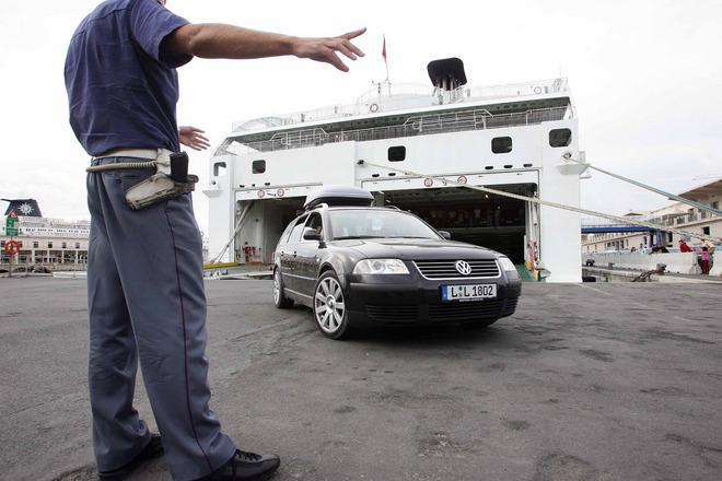 Sacerdote con la pistola arrestato sul traghetto per la Sardegna 