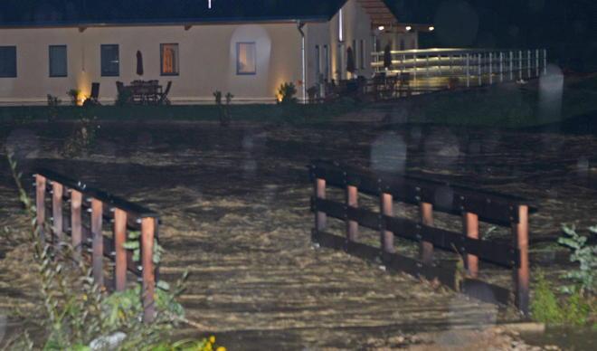 Straripa il torrente, sul tetto dell’auto per mettersi in salvo 