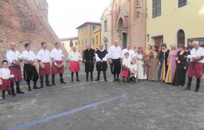 In centro a colpi di palla con il bracciale 