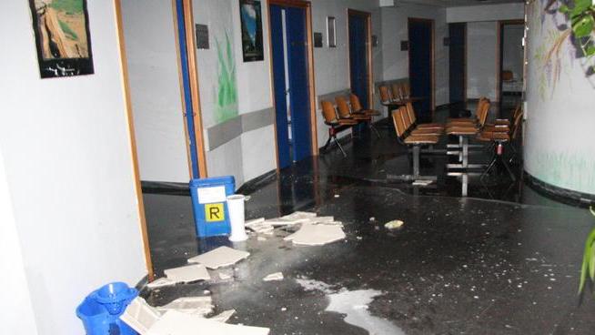 Ospedale, obitorio sott’acqua