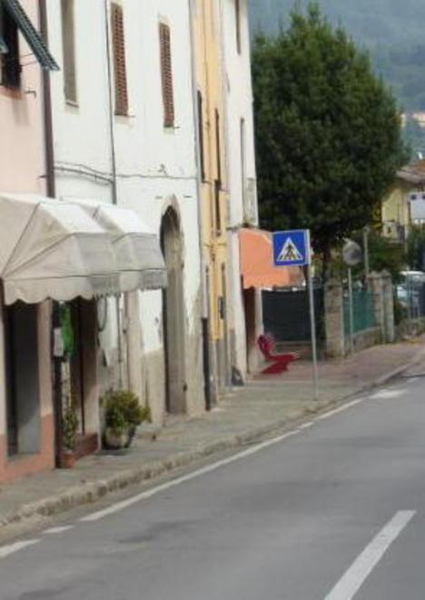 Tenta senza successo di rapinare negozi di Fornoli 