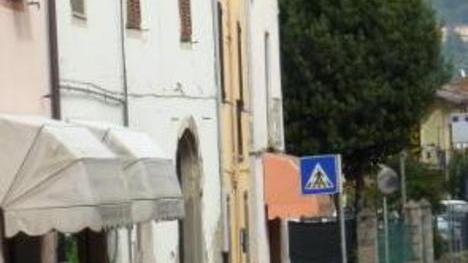 Tenta senza successo di rapinare negozi di Fornoli