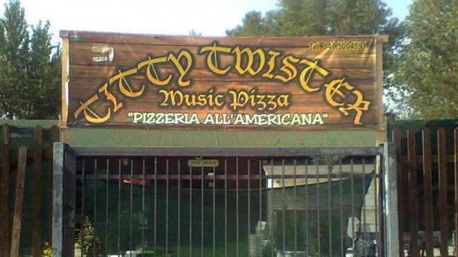 Spuntano i coltelli nella rissa al pub: feriti e 7 denunciati