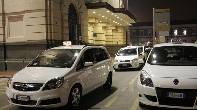 Cliente senza soldi dopo la corsa in taxi picchia il conducente