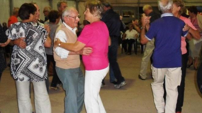 Ha 93 anni in pista a ballare il liscio: è l’ultima happy-foto