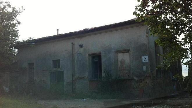 Un hotel o nuove case nella ex scuola