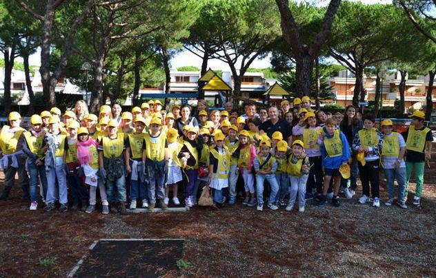 I bimbi puliscono la spiaggia 
