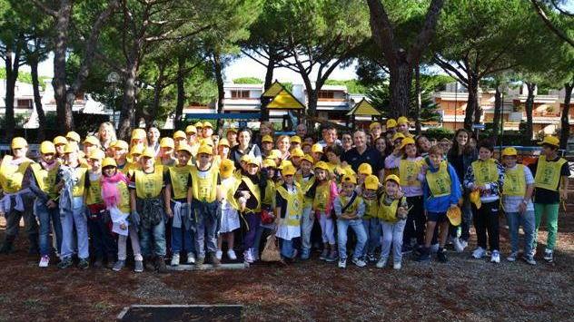 I bimbi puliscono la spiaggia